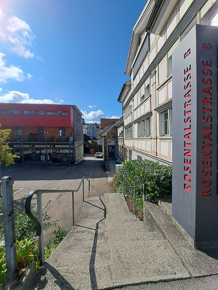 haus mit schild